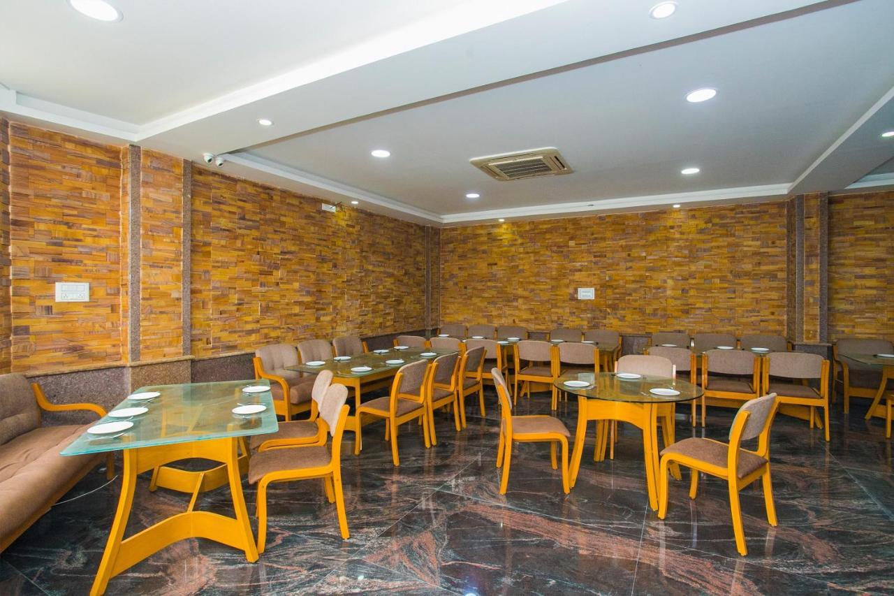 Oyo 16123 Chandana Deluxe Bangalore Buitenkant foto