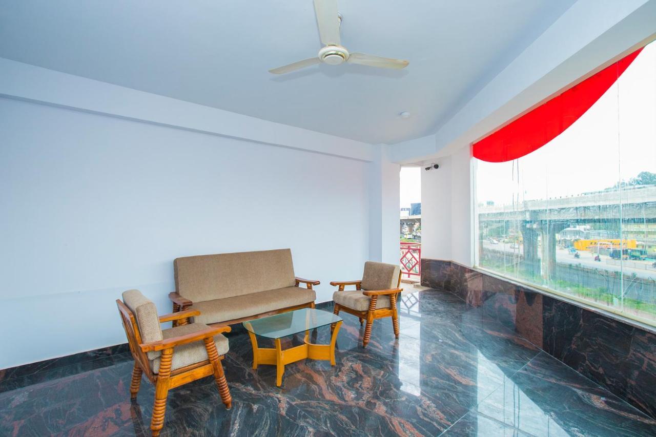 Oyo 16123 Chandana Deluxe Bangalore Buitenkant foto
